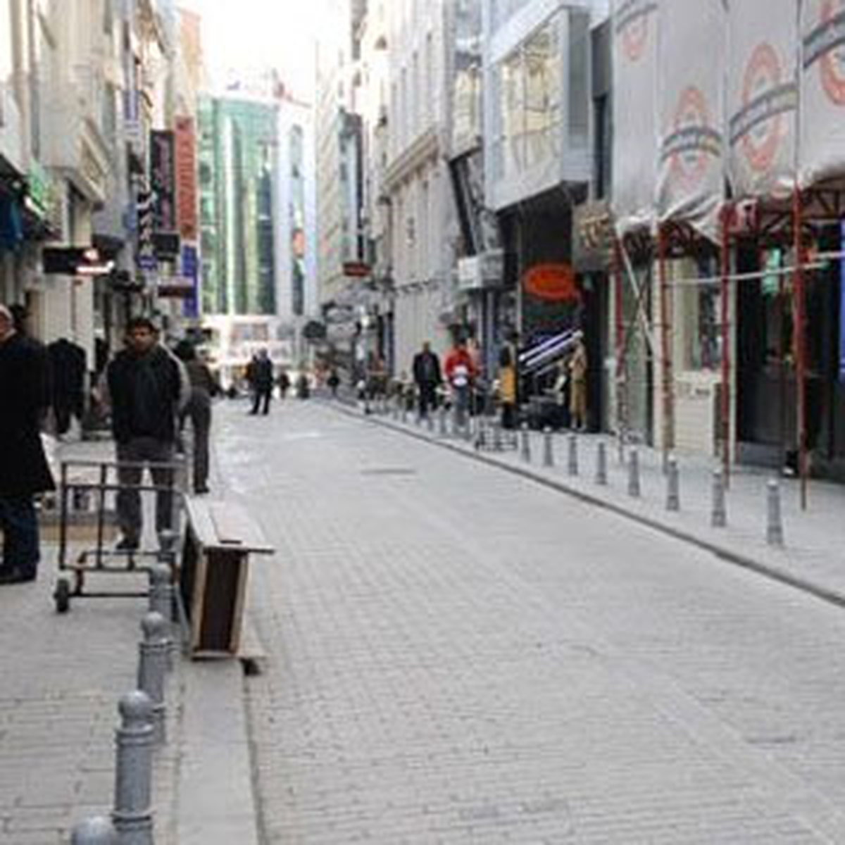 Başkan Demir Araç Trafiğine Kapatılan Laleli\'yi Gezdi