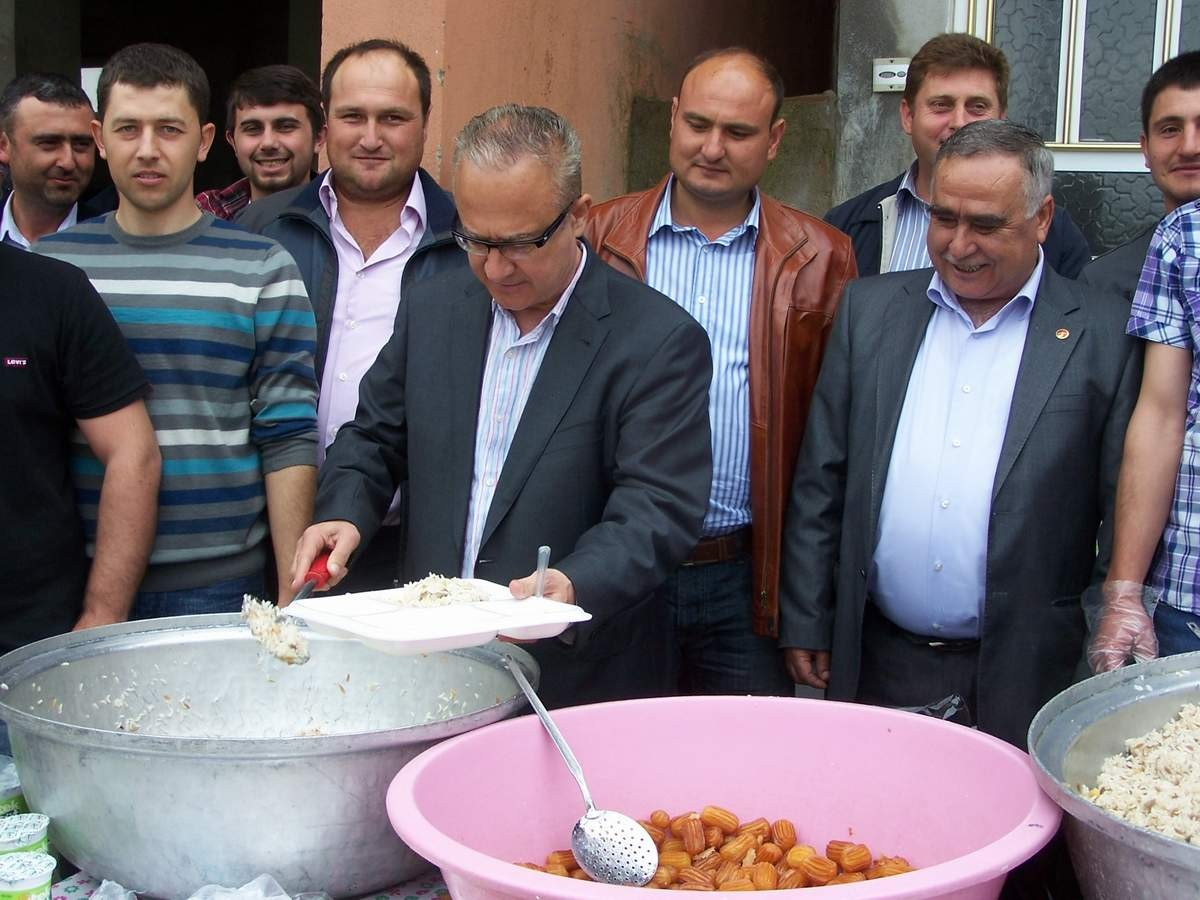 Belediye Başkanı Pekel Pilav Dağıttı