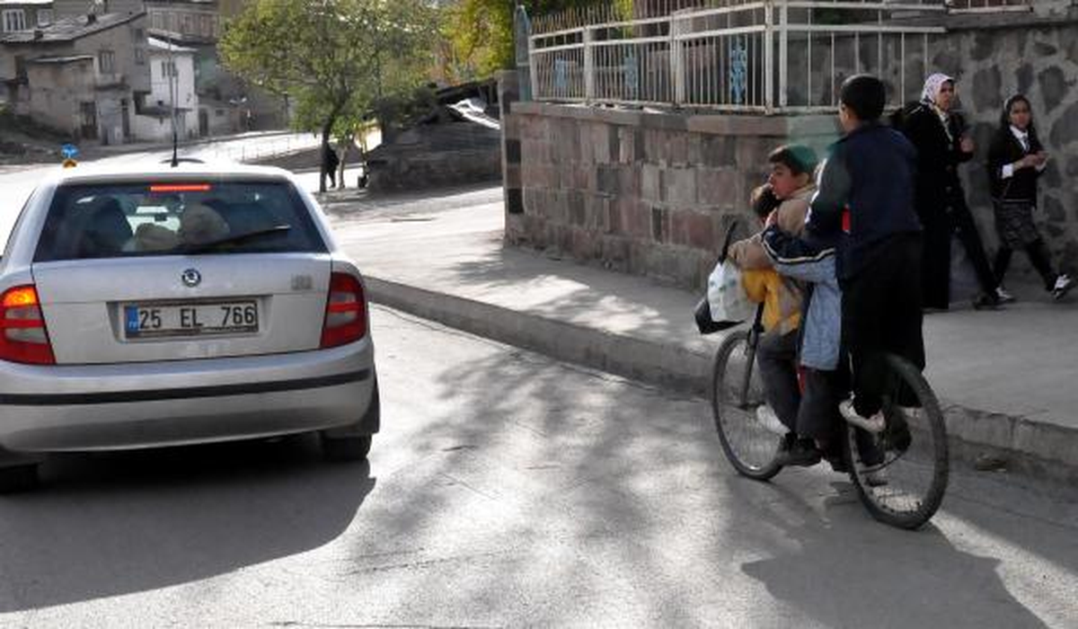 Bisiklette 4 Çocuk