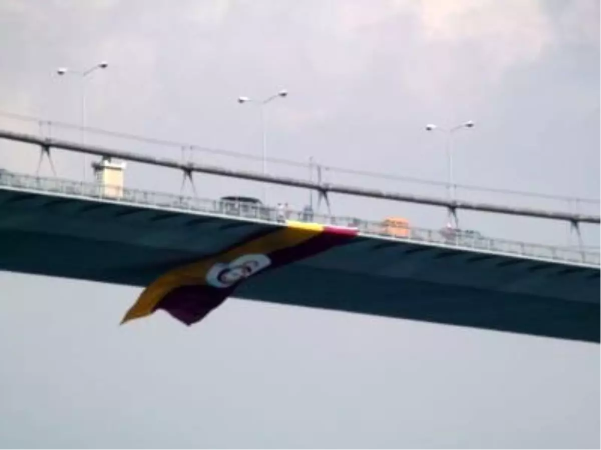 Boğaz Köprüsü\'ne Galatasaray Bayrağı