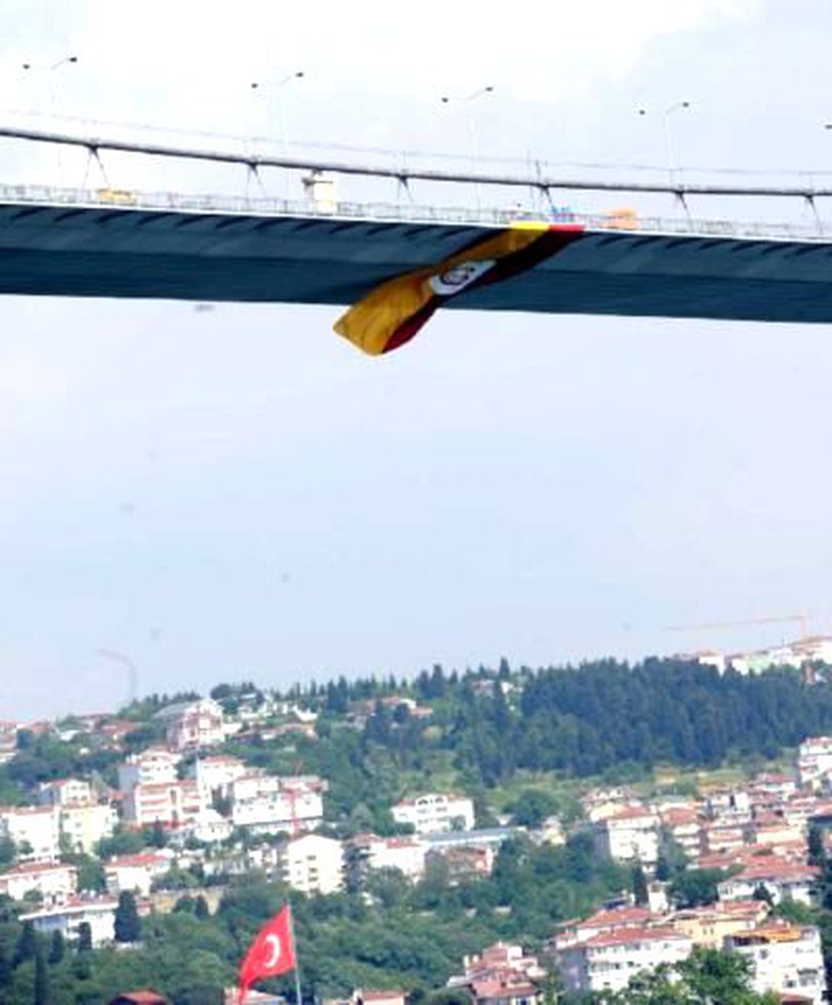 Boğaz Köprüsü'ne Galatasaray Bayrağı Asıldı