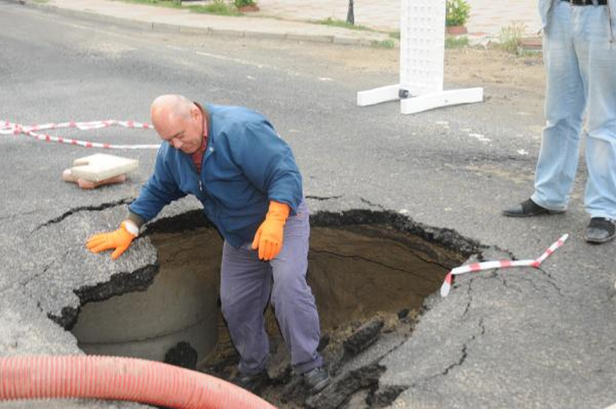 Çorlu\'da Asfalt Yol Yağmurda Çöktü