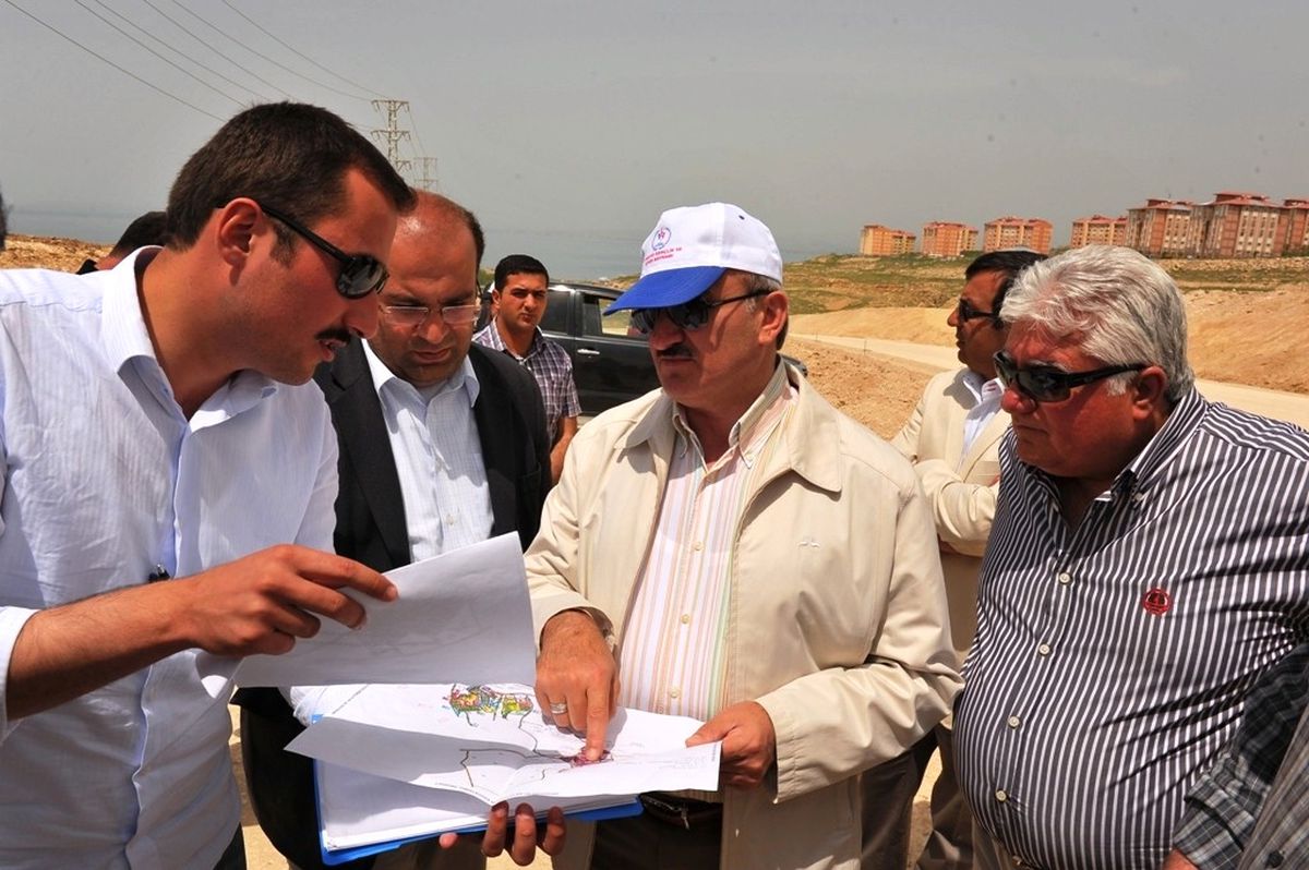 Depremzede Konutlarda Motive Sloganı '30 Ağustos 2012'