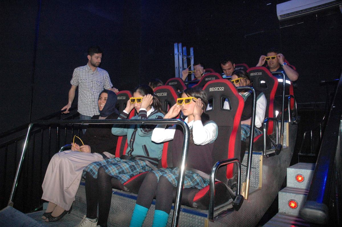 Depremzede Öğrencilere 8d Sinema Jesti
