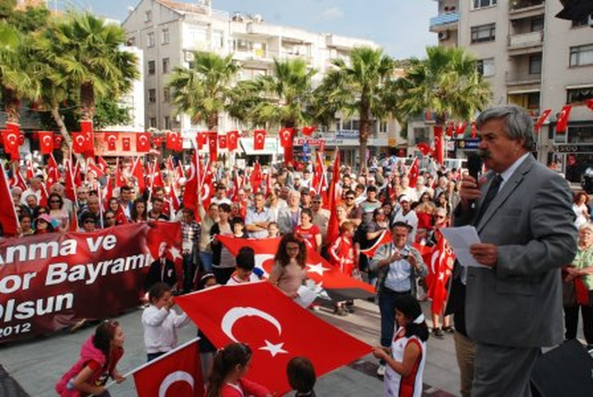 Dikili Belediye Başkanına Çelenk Engeli
