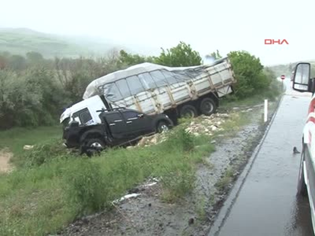 Dolu Nedeniyle Kontrolden Çıkan Pikap Kamyonla Çarpıştı 1 Ölü