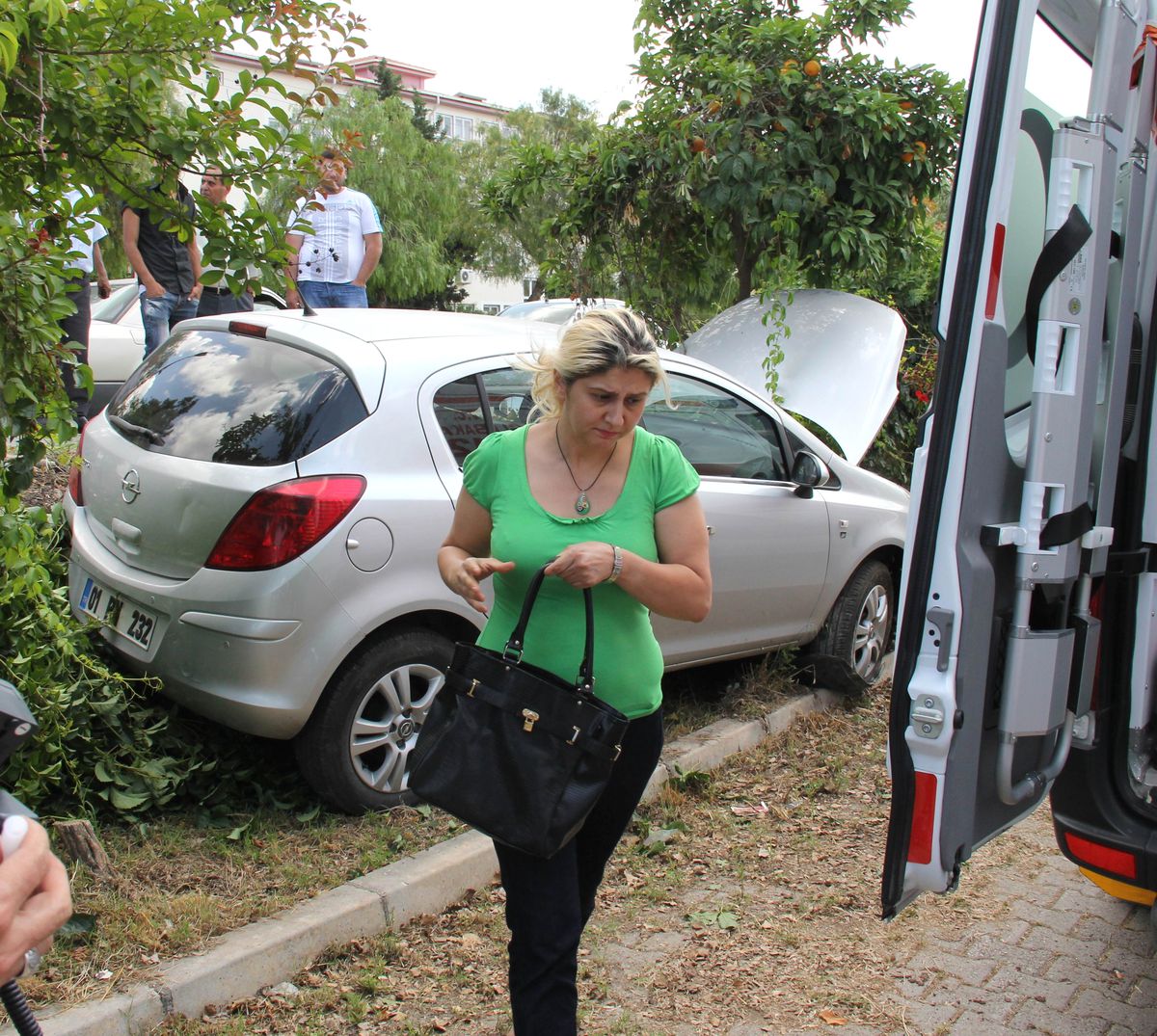 Düz Yolda Bahçeye Uçtu