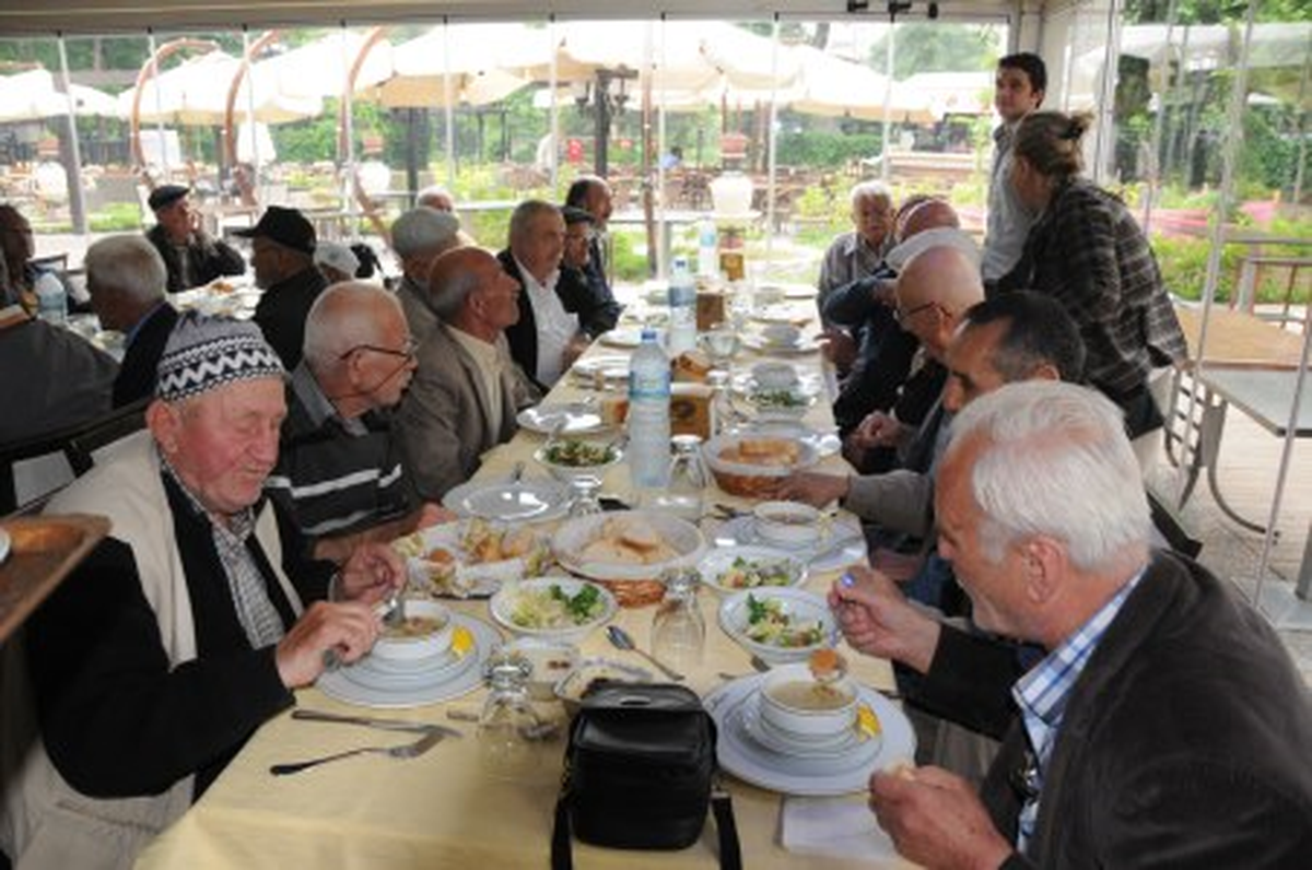 Huzurevi Sakinleri Moral Depoladı
