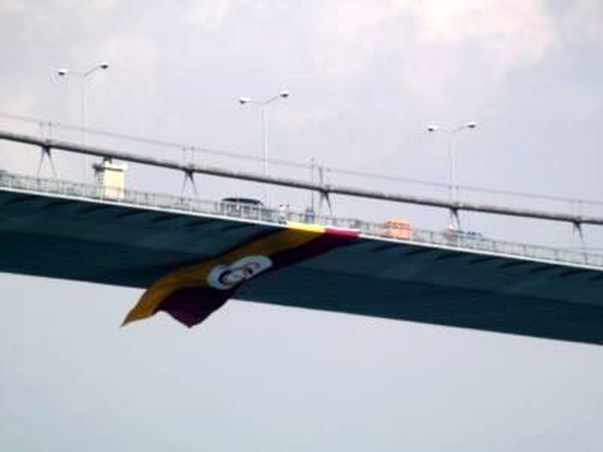 İstanbul Boğazı'na Galatasaray Bayrağı