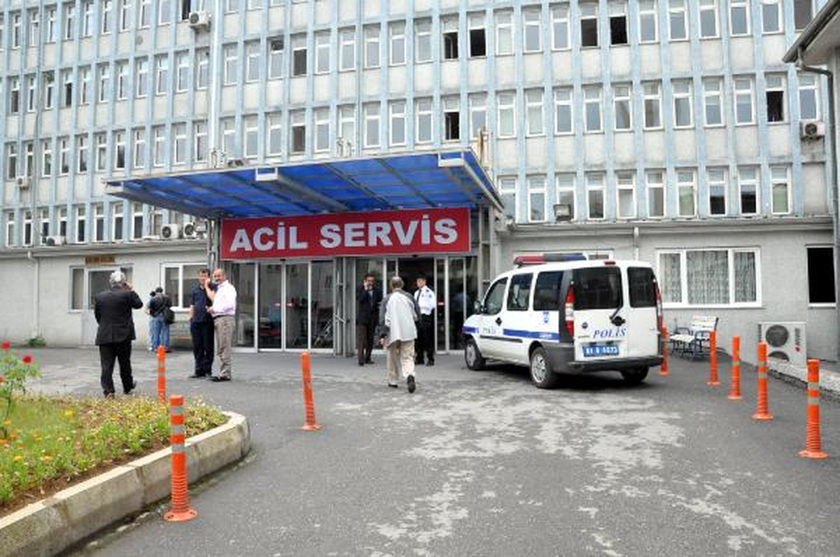 Kızına Rapor Vermeyen Doktoru Yumrukladı