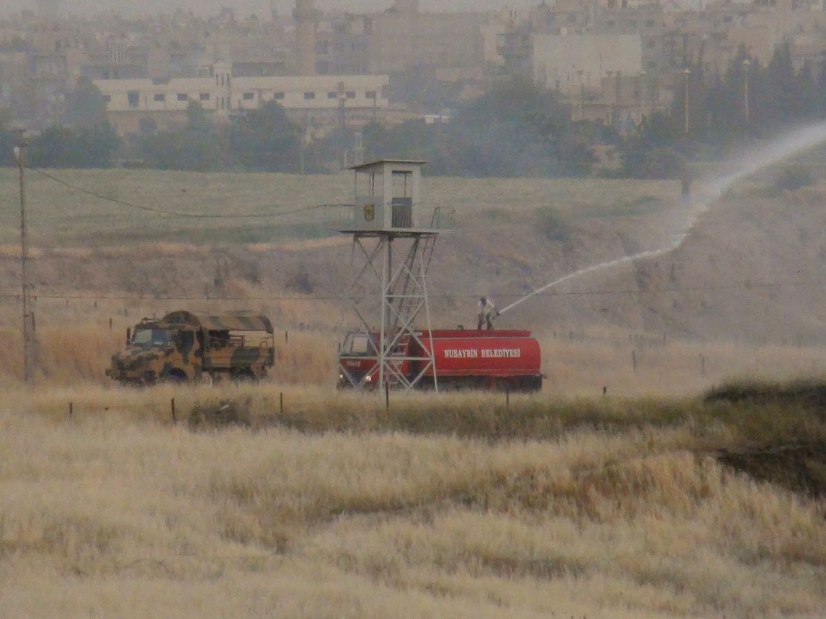Nusaybin\'de Mayınlı Sahada Yangın