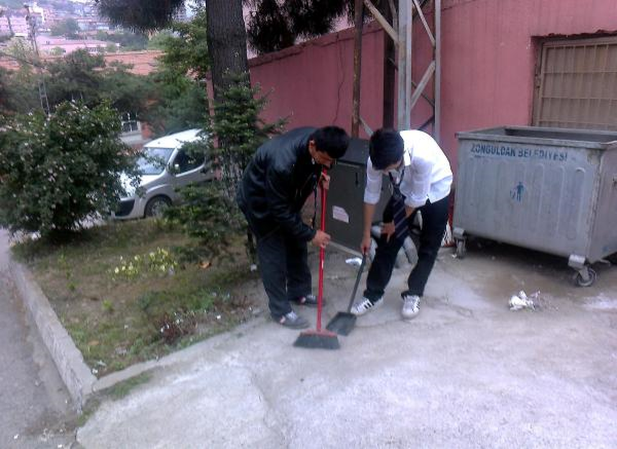 Öğrenciye Bahçe Temizletmeye İnceleme