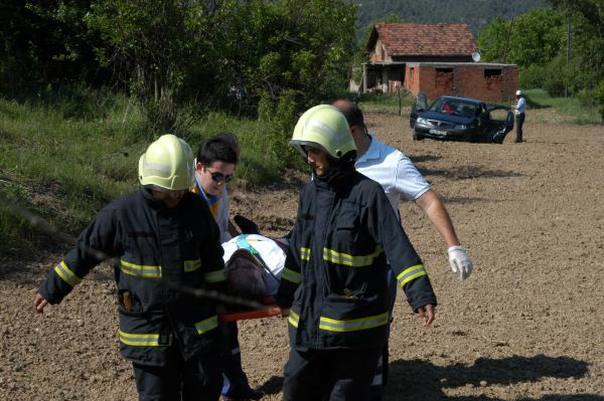 Otomobil 10 Metre Yükseklikten Tarlaya Uçtu