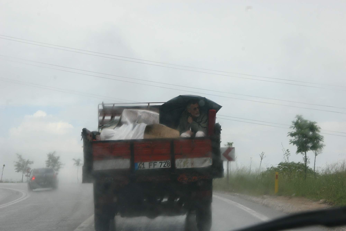 Sağanak Yağmur Altında Kamyon Kasasında