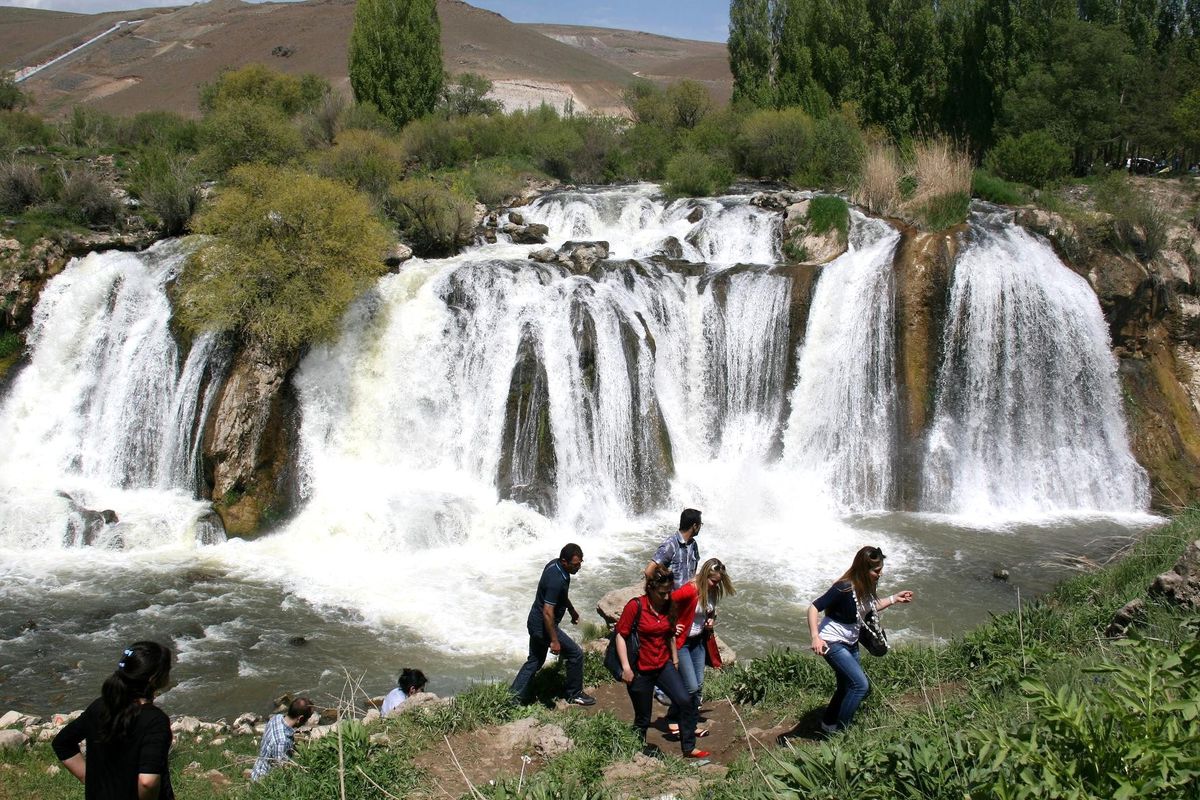 Sağlık Personeline Muradiye Şelalesinde Piknik