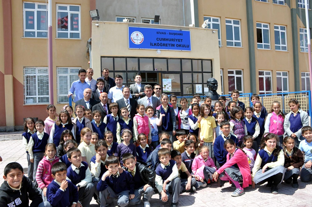 Suşehri Kaymakamı Demiral, Cumhuriyet İlköğretim Okulu\'nu Ziyaret Etti