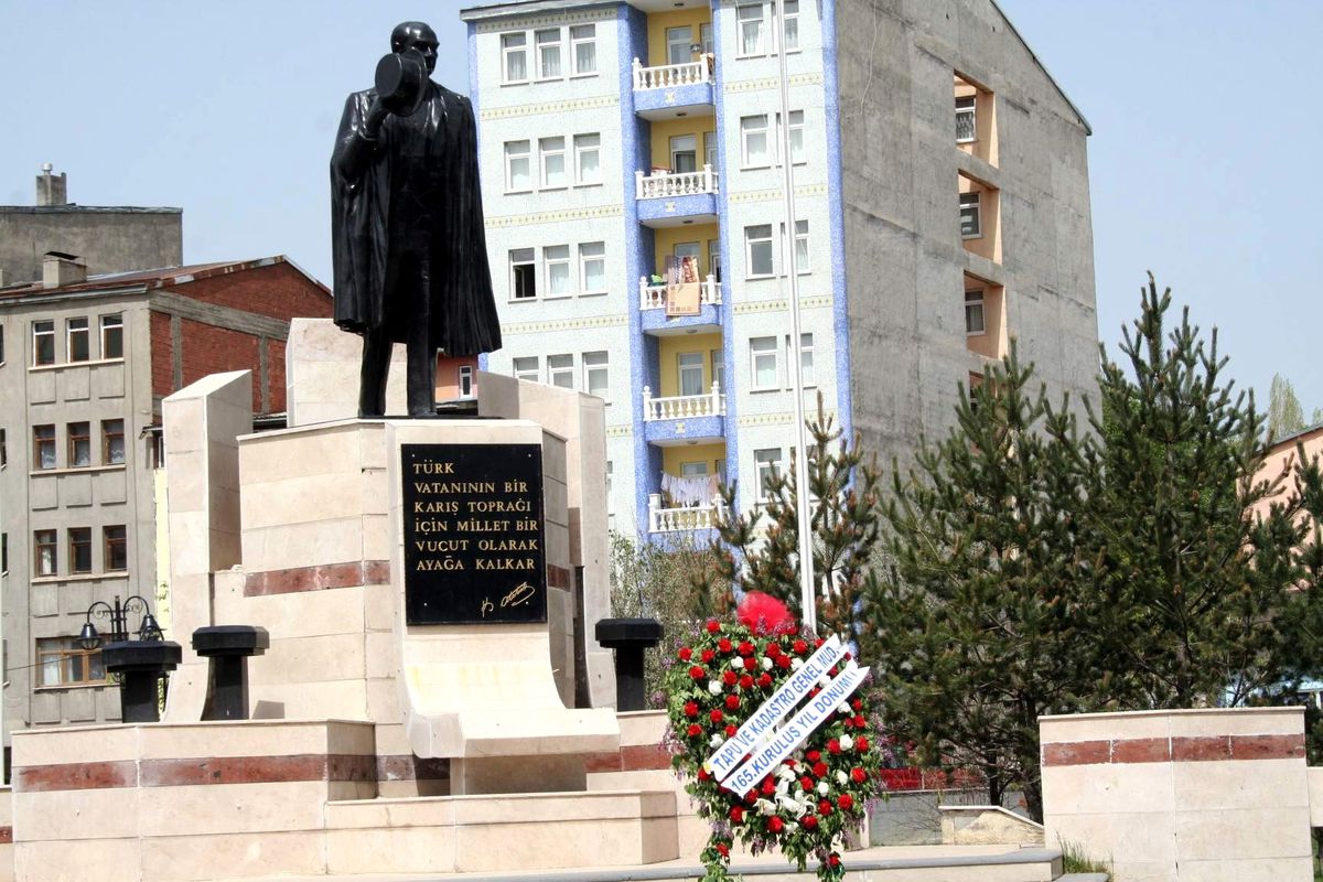 Tapu Kadastro Müdürlüğü Personeli'nden Valilik ve Belediye Başkanlığı'na Ziyaret