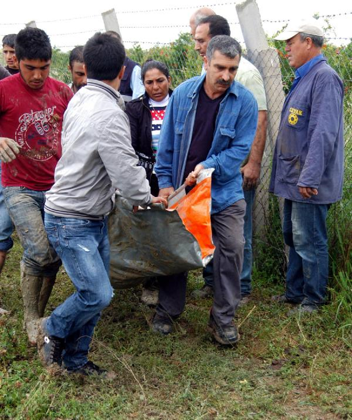 İşçileri Taşıyan Traktör Devrildi