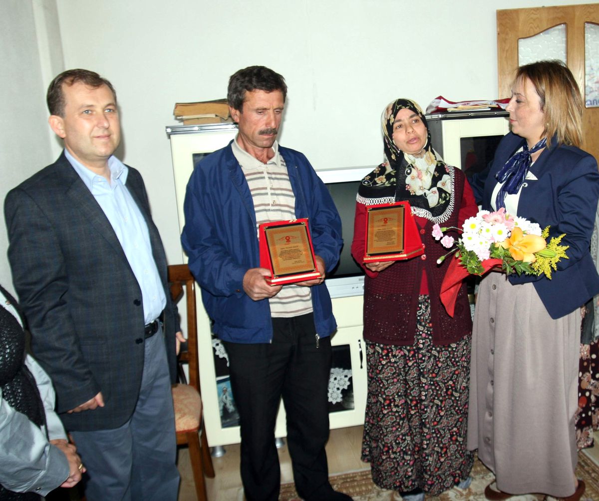 Tevfik Yılmaz'ın Anne Babasına Yılın Ailesi Ödülü