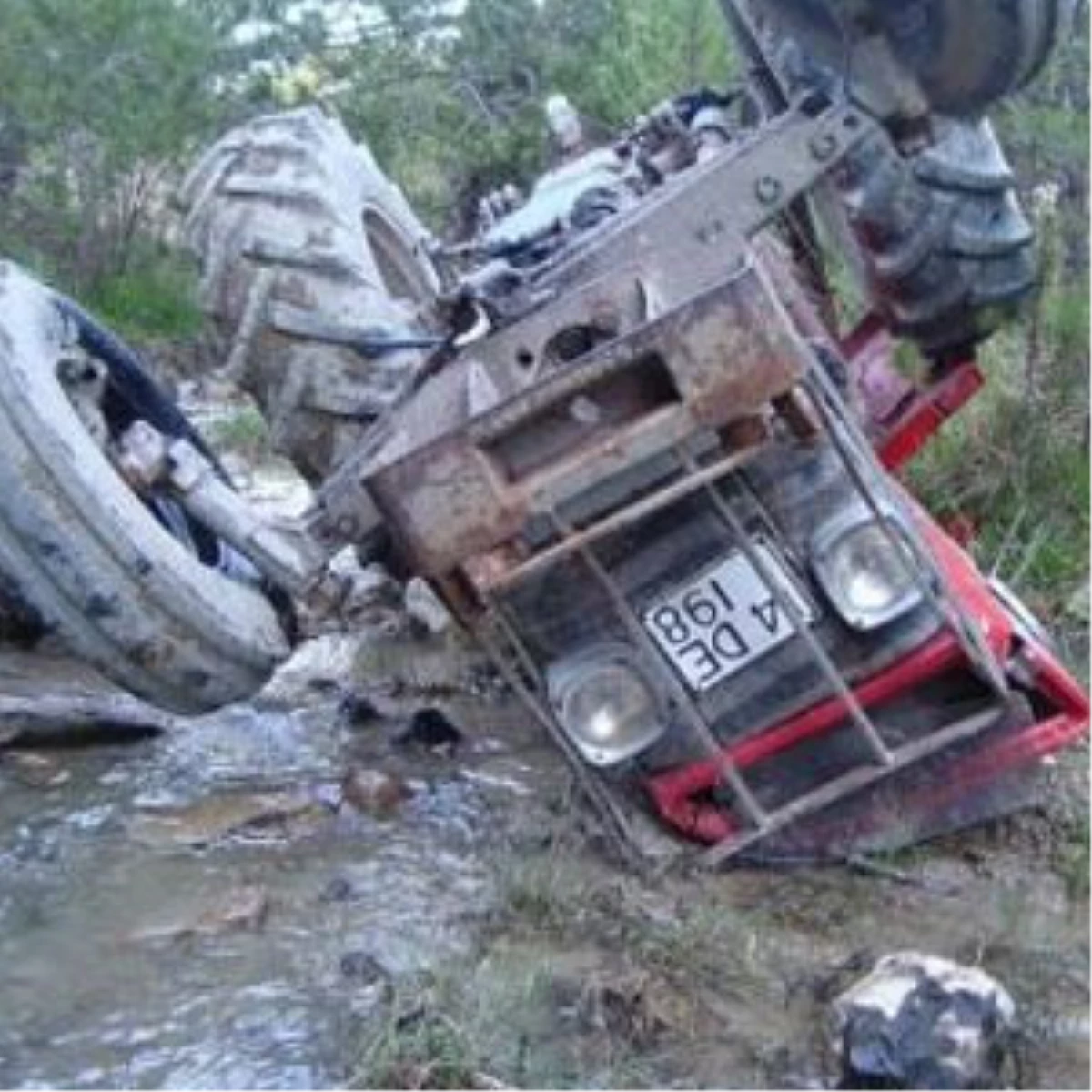 Traktör Şarampole Devrildi: 1 Ölü, 2 Yaralı
