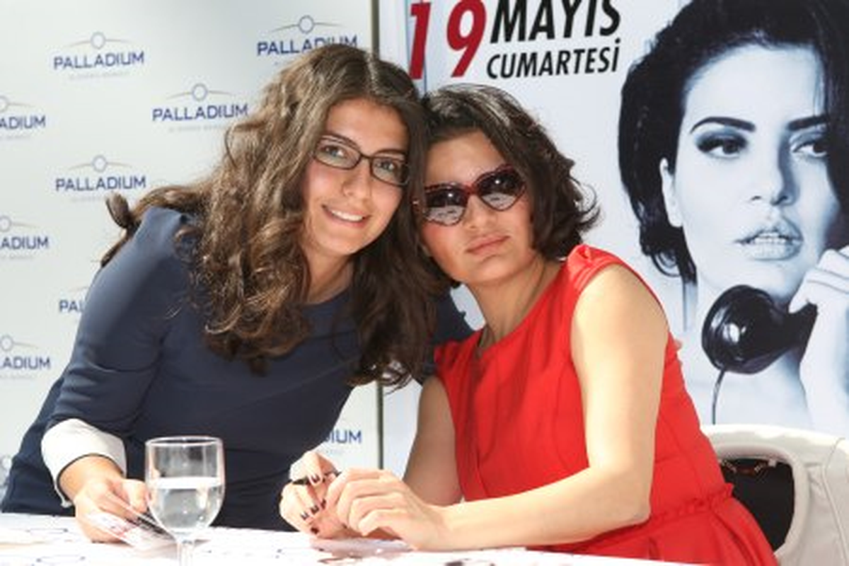 Ünlü Şarkıcı Göksel Palladium'da