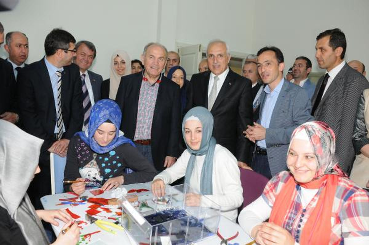 Vali Mutlu ve Belediye Başkanı Topbaş, Şile\'de Kadın Toplum Merkezini Ziyaret Etti