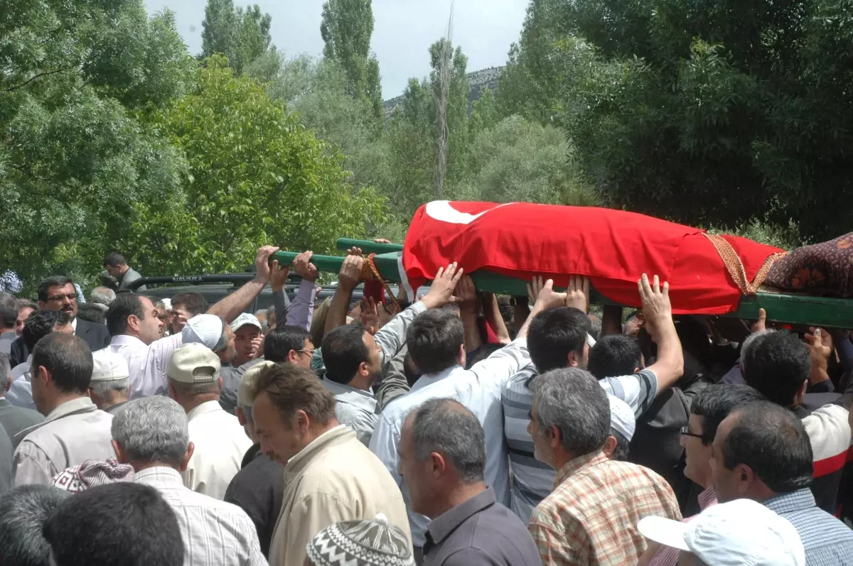 Ağrı\'da Öldürülen İmam Defnedildi