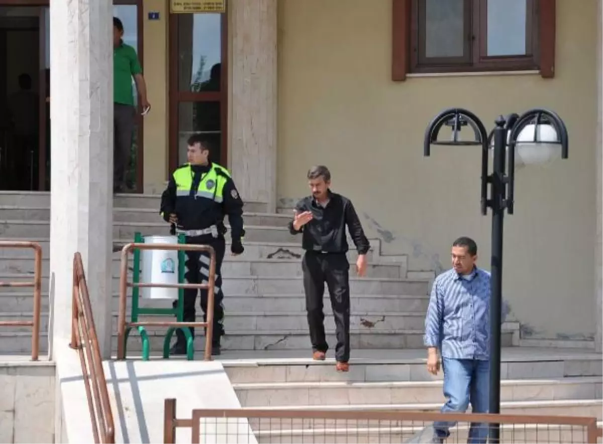 Akyazı Adliyesi\'nde Kavga: 1 Yaralı