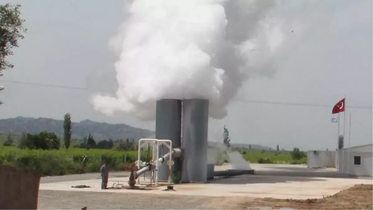 Alaşehir\'de Patlama Sesi ile Fışkıran Sıcak Su Tedirginliği