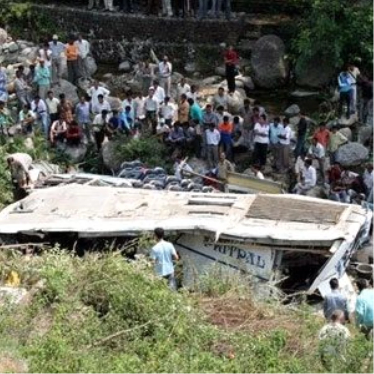 Arnavutluk\'ta Uçuruma Düşen Otobüste 12 Öğrenci Öldü