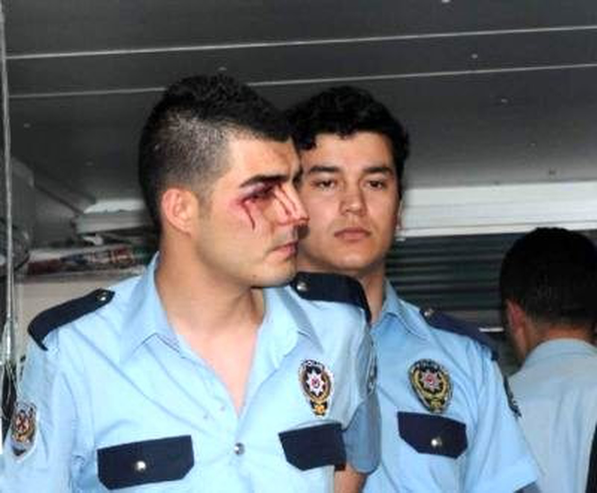 Atatürk Havalimanı\'nda Trafik Polisine Saldırı