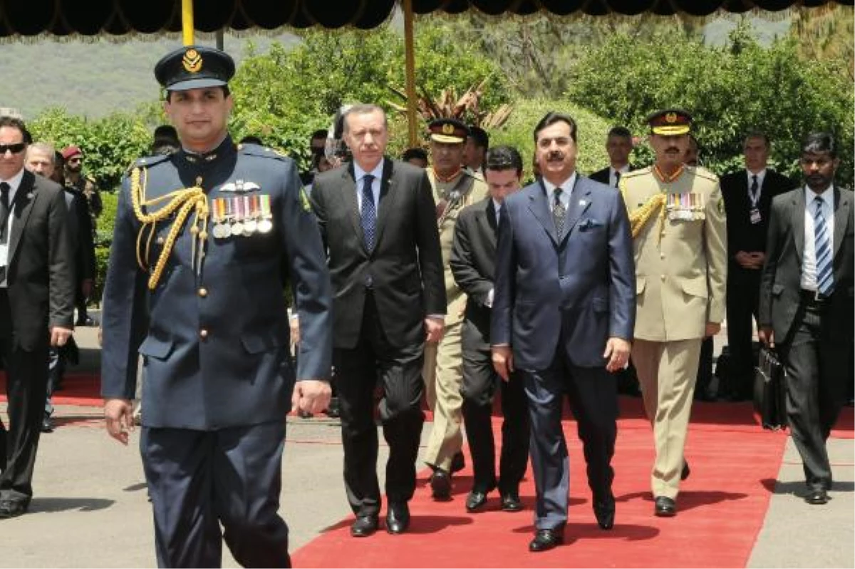 Başbakan Erdoğan, Pakistan Başbakanlığına Gelişinde Resmi Törenle Karşılandı