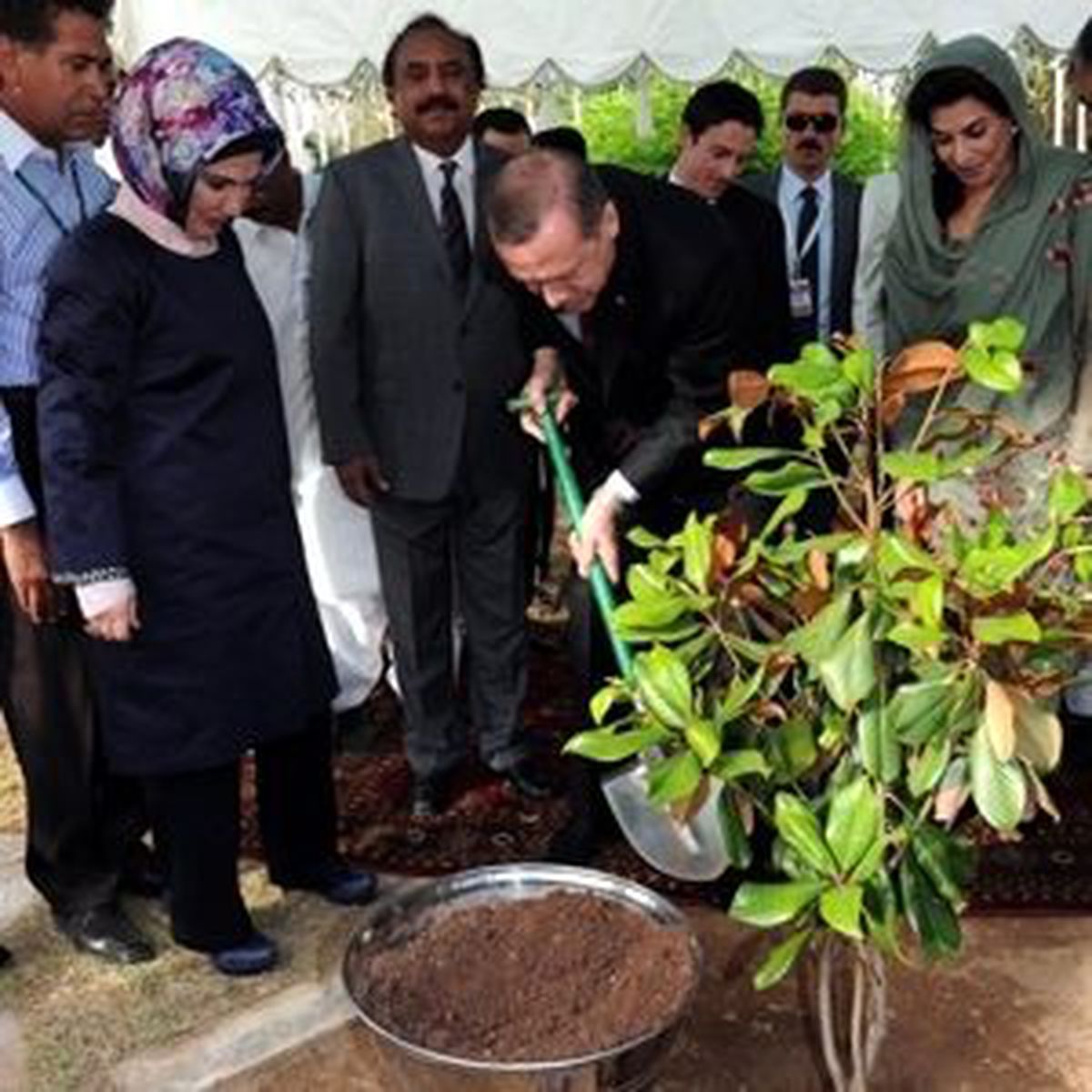 Başbakan Erdoğan, Pakistan Parlamento Bahçesine Ağaç Dikti