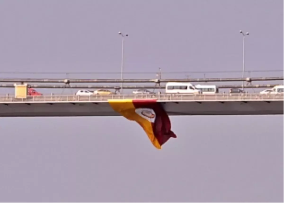 Bayraklar Göz Hapsinde!