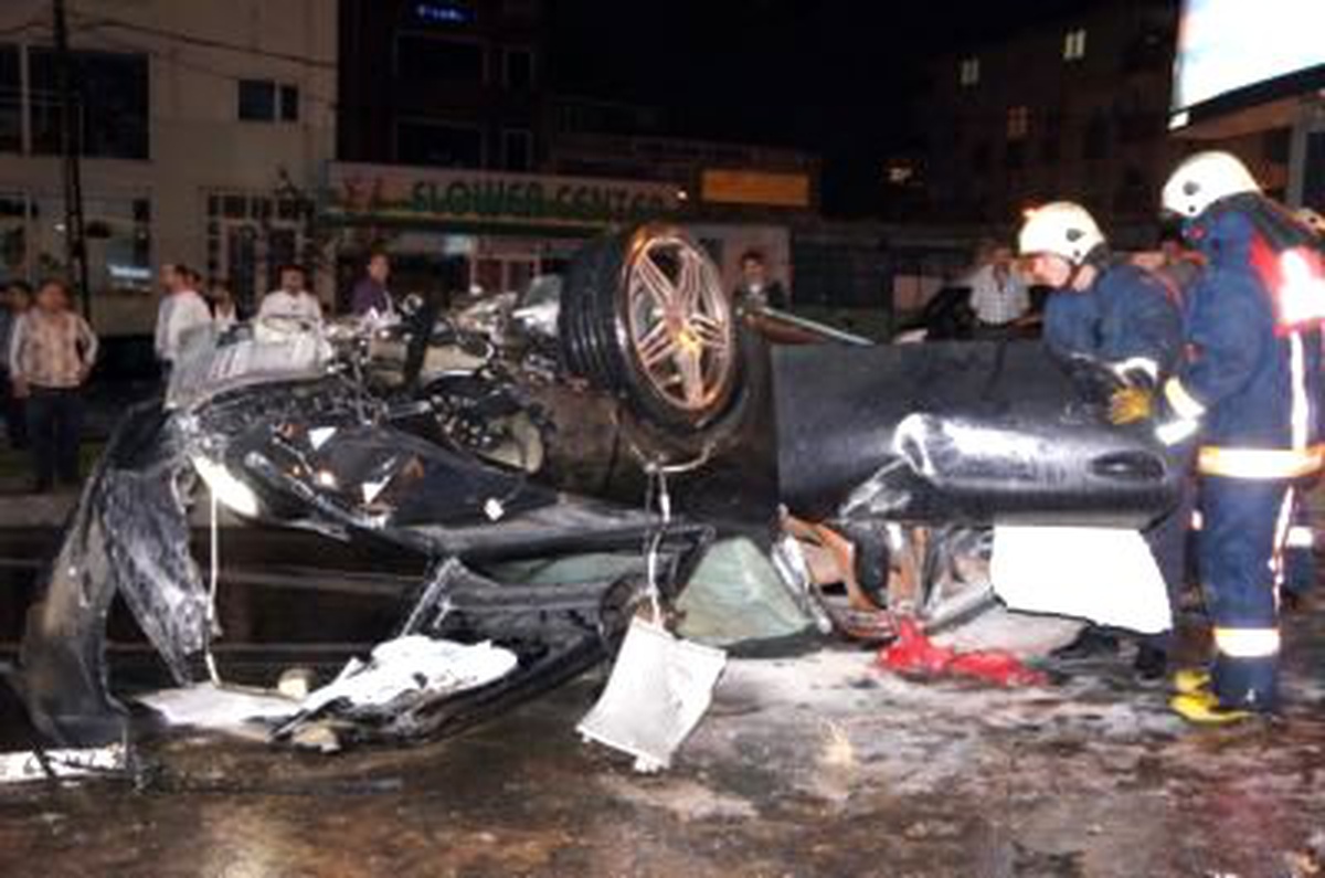 Beyoğlu'nda Lüks Otomobil Kazası: 1 Yaralı