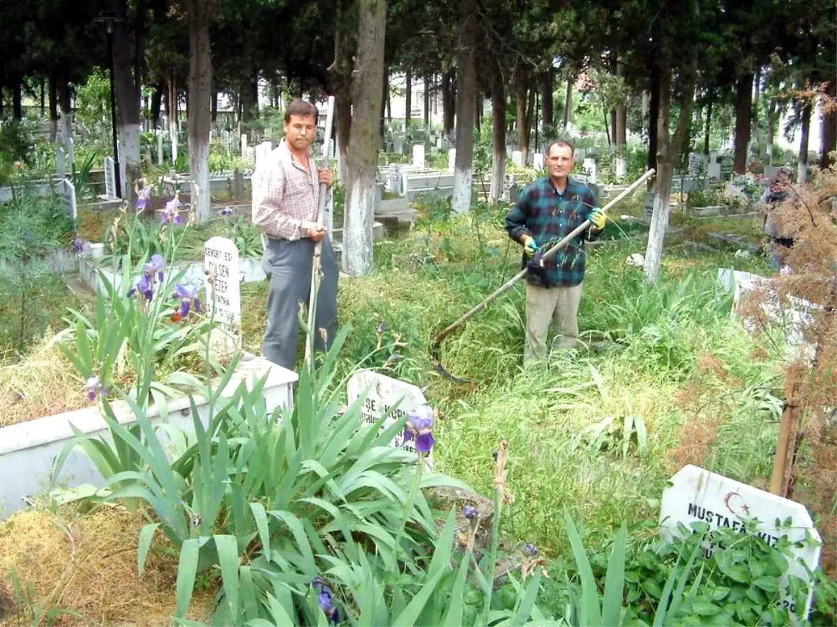 Bigadiç'te Belediye Mezarlıklara Önem Veriyor