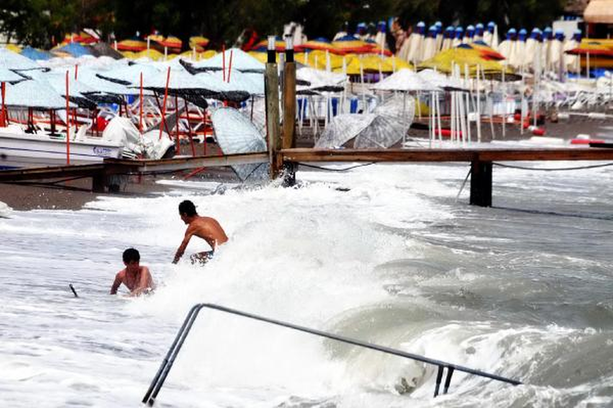 Bodrum'da Lodos Fırtınası Hayatı Felç Etti