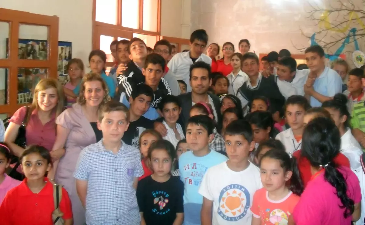 Buğra Gülsoy, \'Renkli Ufuklar\' Projesi Kapsamında Savurlu Çocuklarla Buluştu