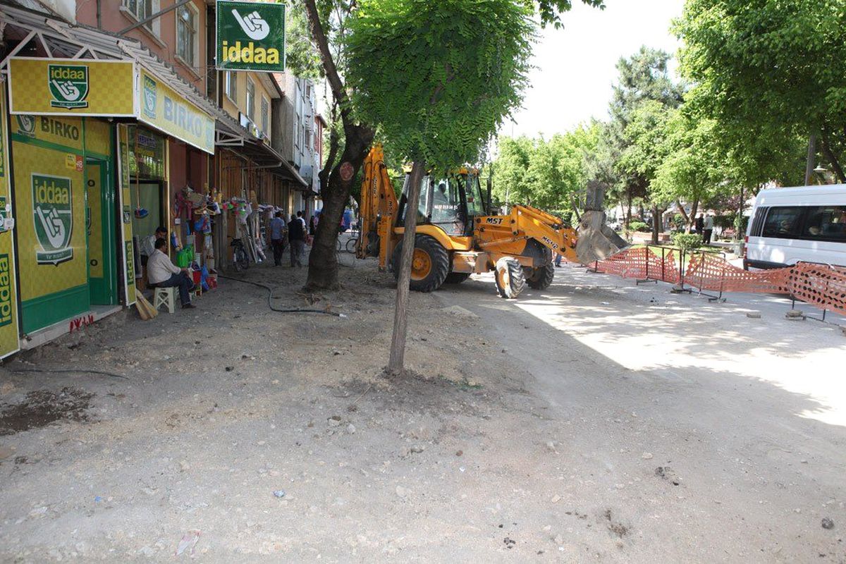 Büyükşehir Belediyesi Karaağaç Bulvarında Çevre Düzenleme Çalışmaları Yapıyor