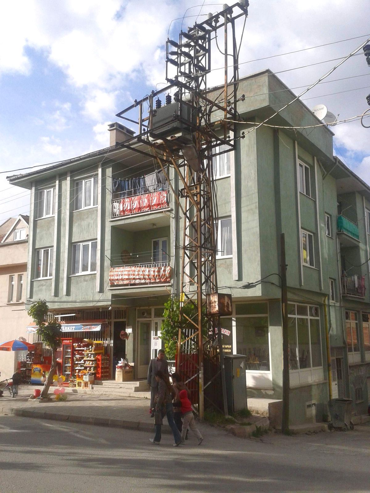 Cadde Ortasında Elektrik Direği