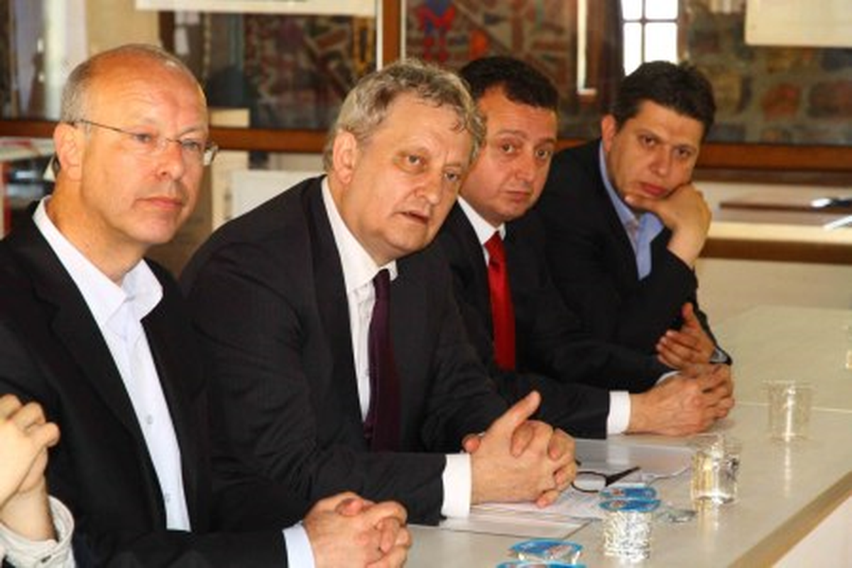 Der Laan Gençlerin Sorularını Cevapladı