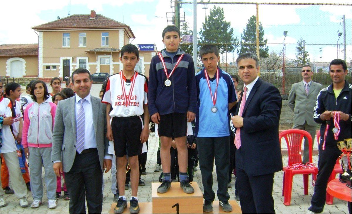 Doğanşehir'de Okullar Arası Kros Yarışması Yapıldı