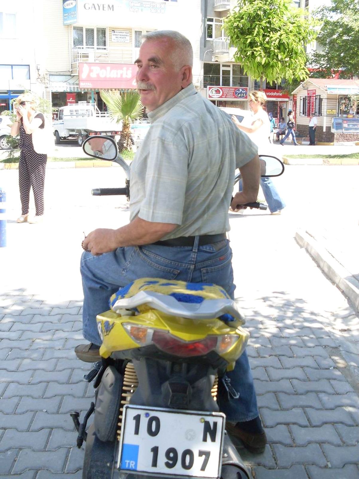 Edremit\'te Fanatik Taraftarın Her Şeyi Sarı Lacivert