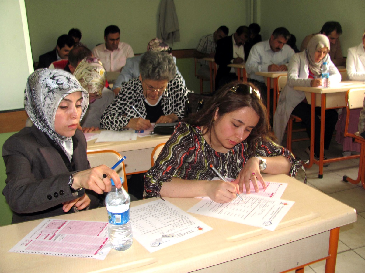 Elazığ'da AK Parti Siyaset Akademisi Sınavı Yapıldı