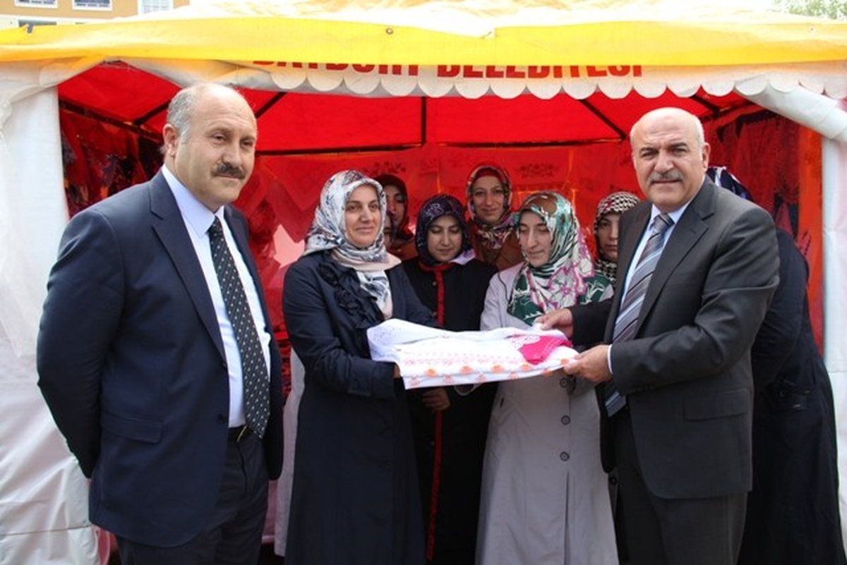 Elvander İhtiyaçlı Öğrenciler Yararına Kermes Düzenledi
