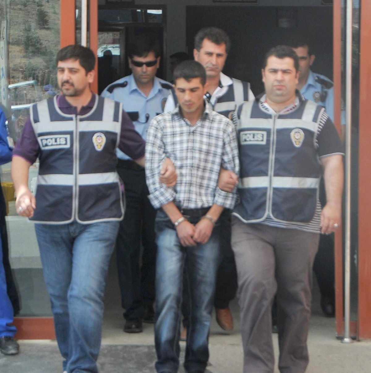 Eniştesini Öldüren Cinayet Zanlısı Polise Teslim Oldu