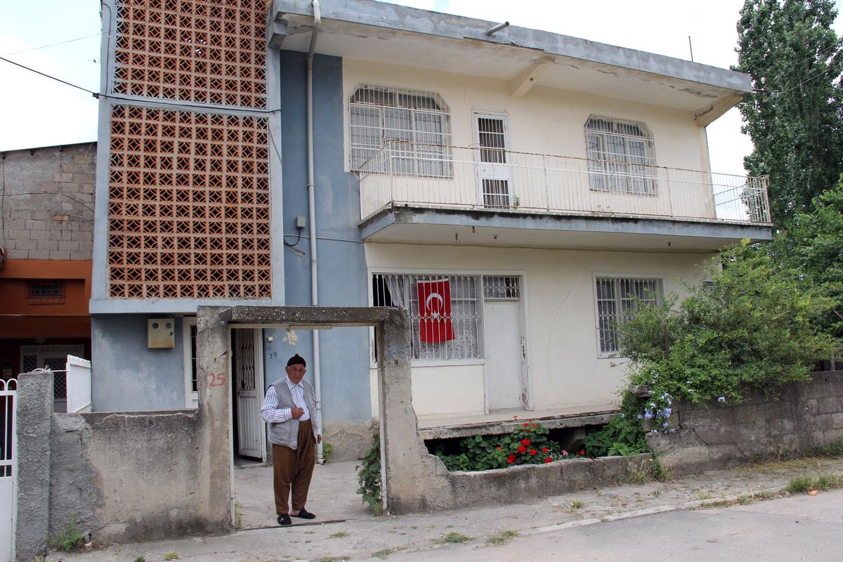 Evin Bahçe Kapısını Çaldılar