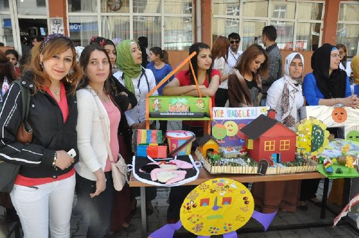 Hakkari Üniversitesi Bahar Şenliklerine Halaylı Kutlama
