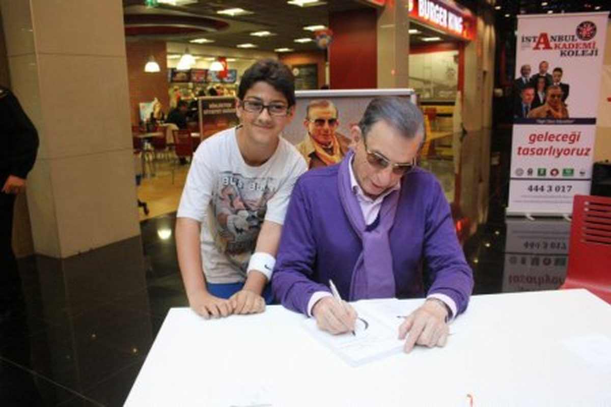 Haldun Dormen Kitabını Bahçeşehirde İmzaladı