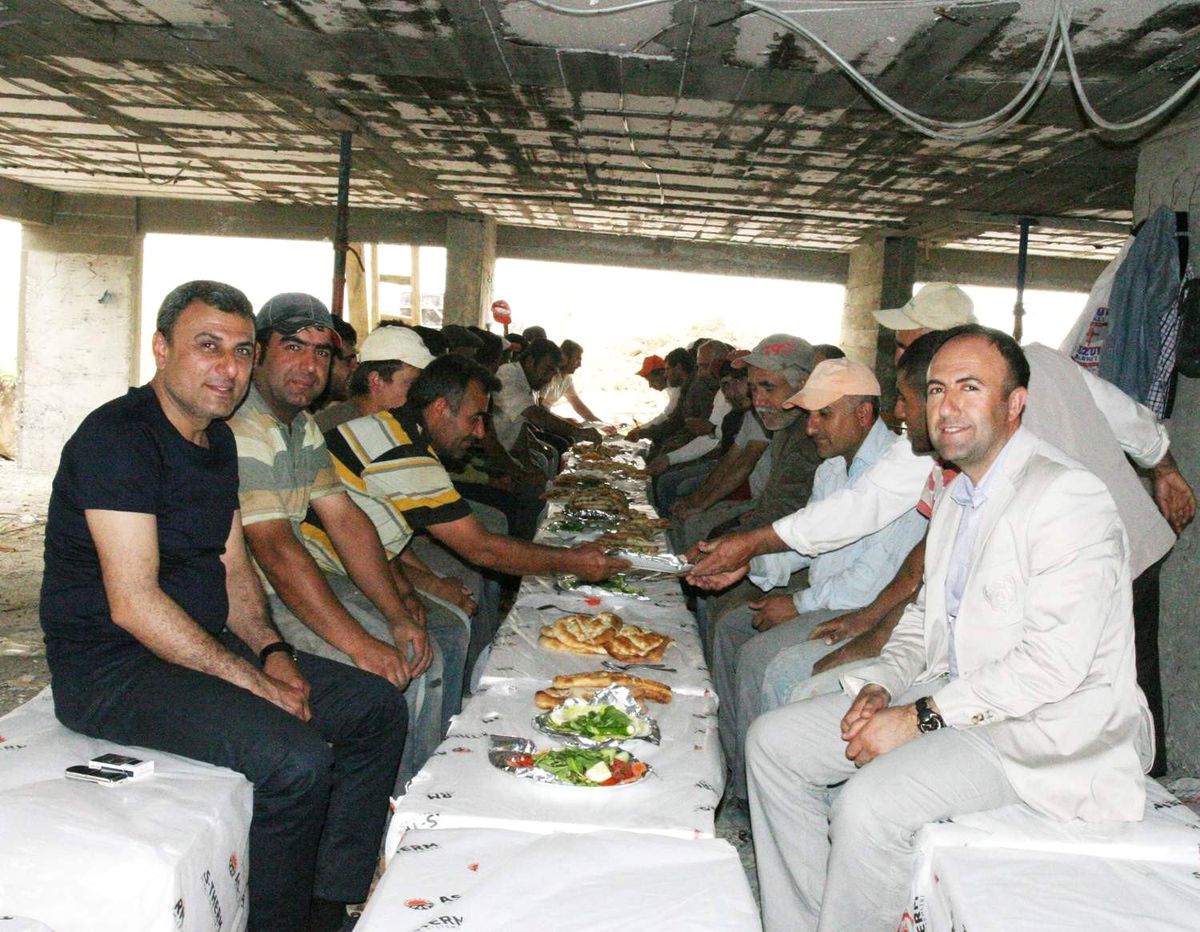 İnatçı, Çalışanlarıyla Yemekte Buluştu